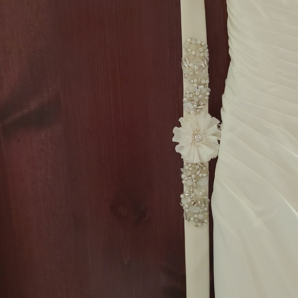 Wedding dress - Picture 4 of 7